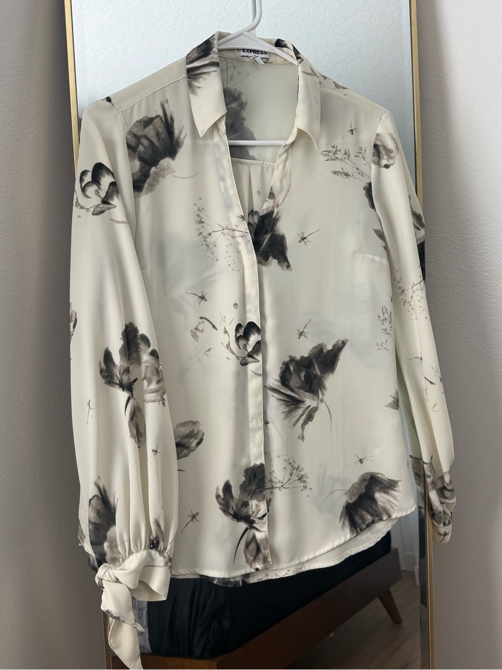 Express Women's Cream Floral Button-Front Blouse
